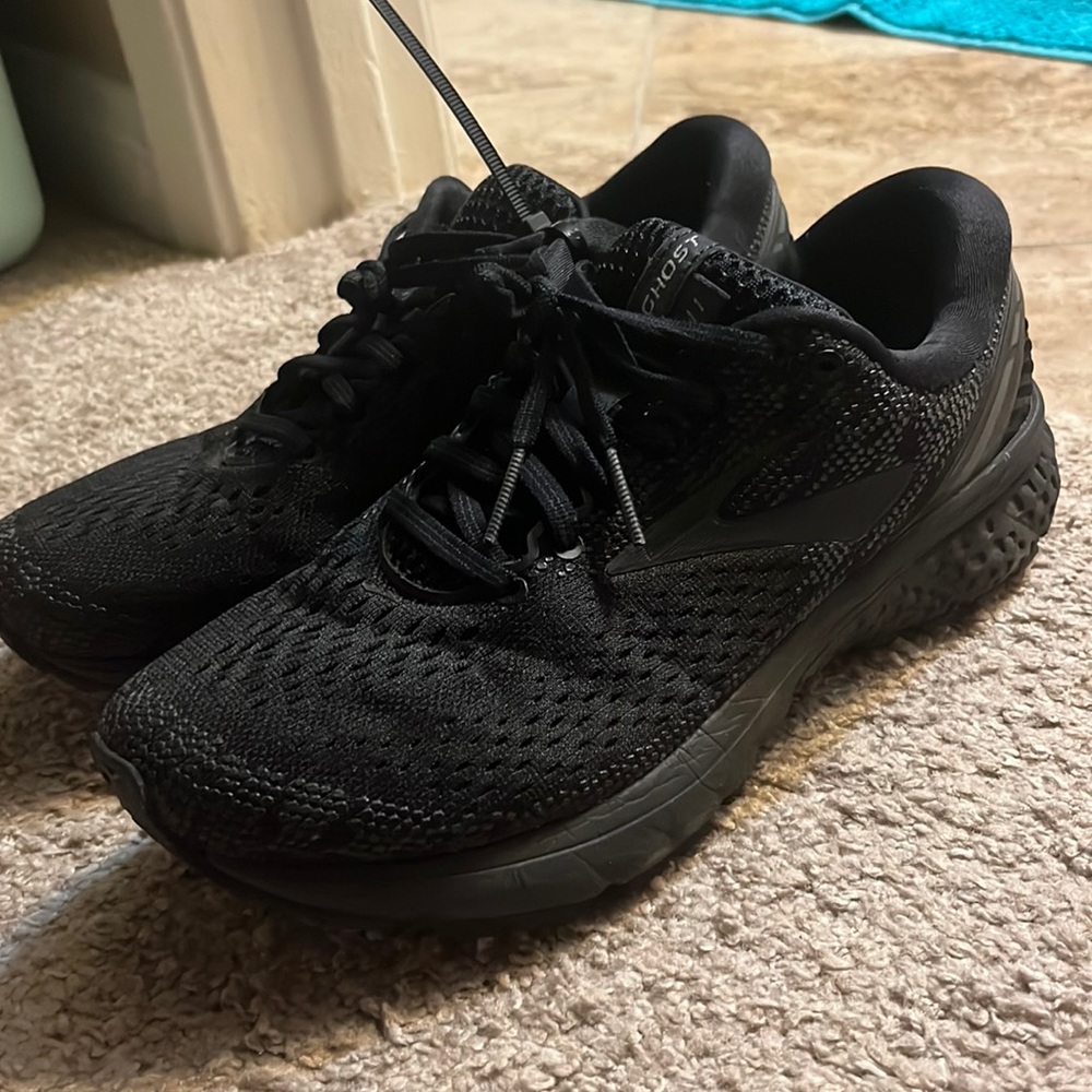 Brooks Ghost 11 black running shoes size 8 wide